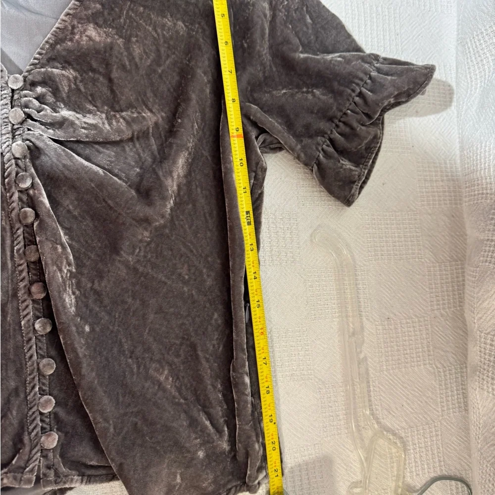 Madewell Velvet Daylight Ruffle‎ Top Sz 8 gray/silver